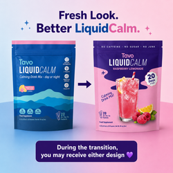 Festlich gedeckter roter Tisch mit Tavo LiquidCalm Liquid-Calm-Sticks, bunten Getränken und Weihnachtsgebäck.